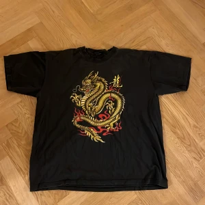 Baggy graphic t-shirt  - väldigt baggy tisha. två fett coola kinesisk drakar på bak och framsidan, nästan som ying och yang ☯️☯️🐉🐉🐉🐉.  du kommer se ut som jessie pinkman i denna (fett cool)   priset e diskuterbart 