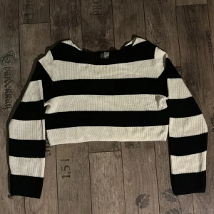 Randig stickadtröja  - Tröja i fint skick! Svart och vit randigt stickad tröja. Croppad