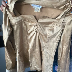 Satin beige tröja  - Jag köpte den i Italien på semester minns inte vilken affär. Passar både S/M. Har knappast använd och ingen skada!😊 Skriv till mig om ni är intresserade eller flera bilder.