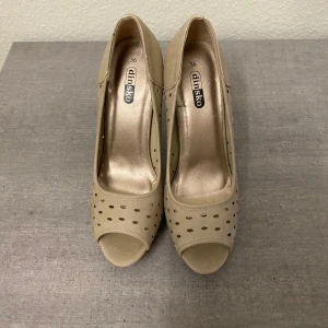 Säljer skor - Helt ny, oanvänd. Priset går att diskutera. Storlek 36