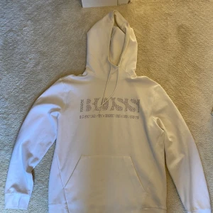 Hugo boss hoodie - Vit Hugo boss Hoodie i bra skick. Endast använd fåtal gånger. Storlek M.