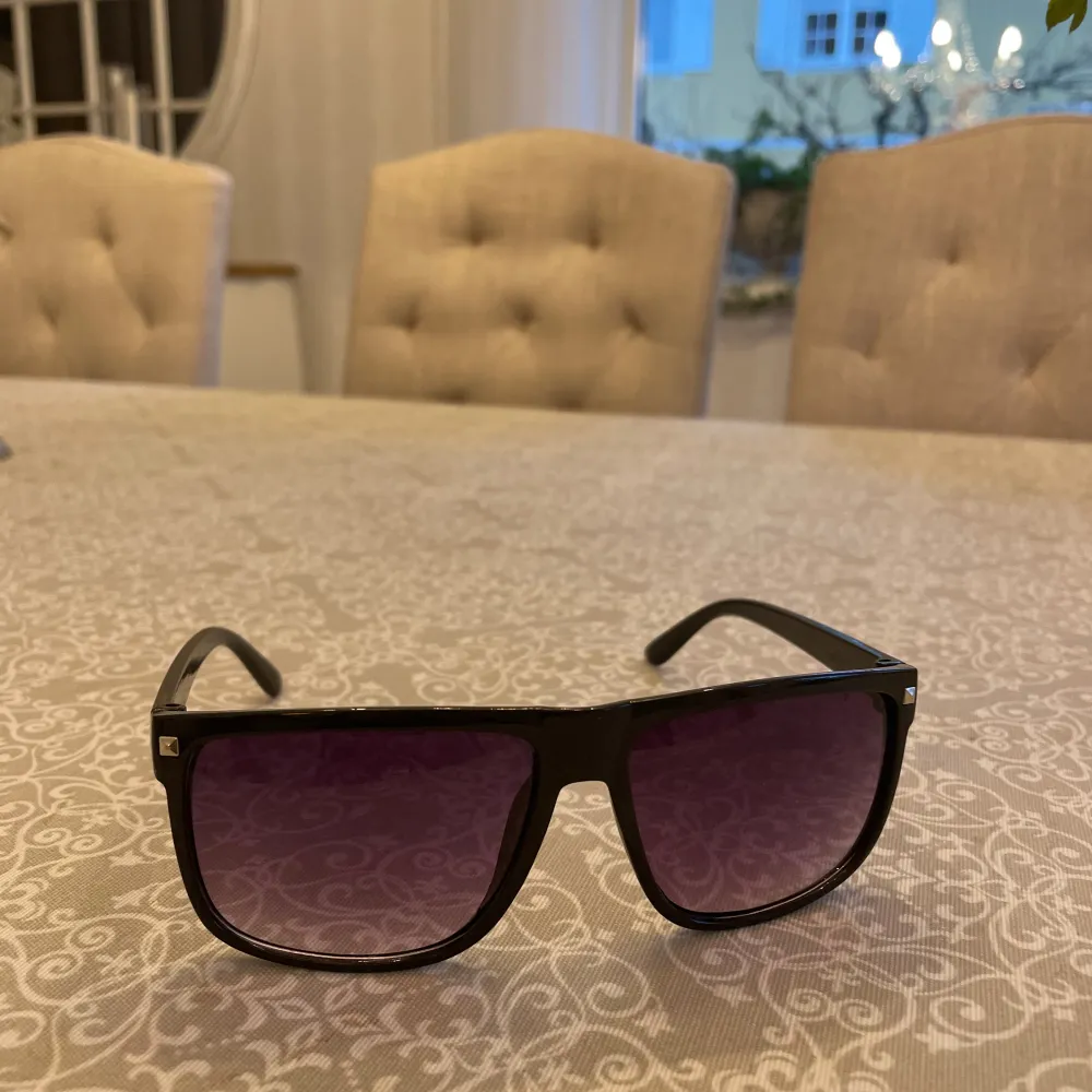 Riktigt feta solglasögon svarta med ”lila glas”. Väldigt likt Rayban boyfriend. Om ni har några frågor är det bara att fråga!🙌 Obs detta är vårt sista par så skynda med att köpa!. Accessoarer.