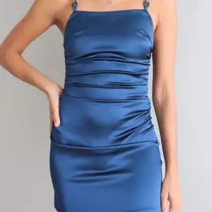 Superfin midnattsblå klänning med kort passform. Använt fåtal gånger och därav i bra skick.