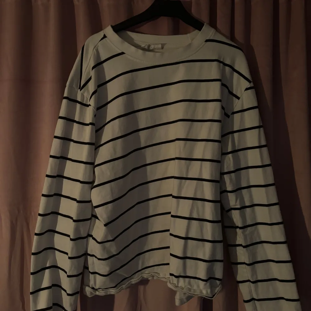 Basic långärmad tröja från Gina, använd väldigt få gånger. Tröjor & Koftor.