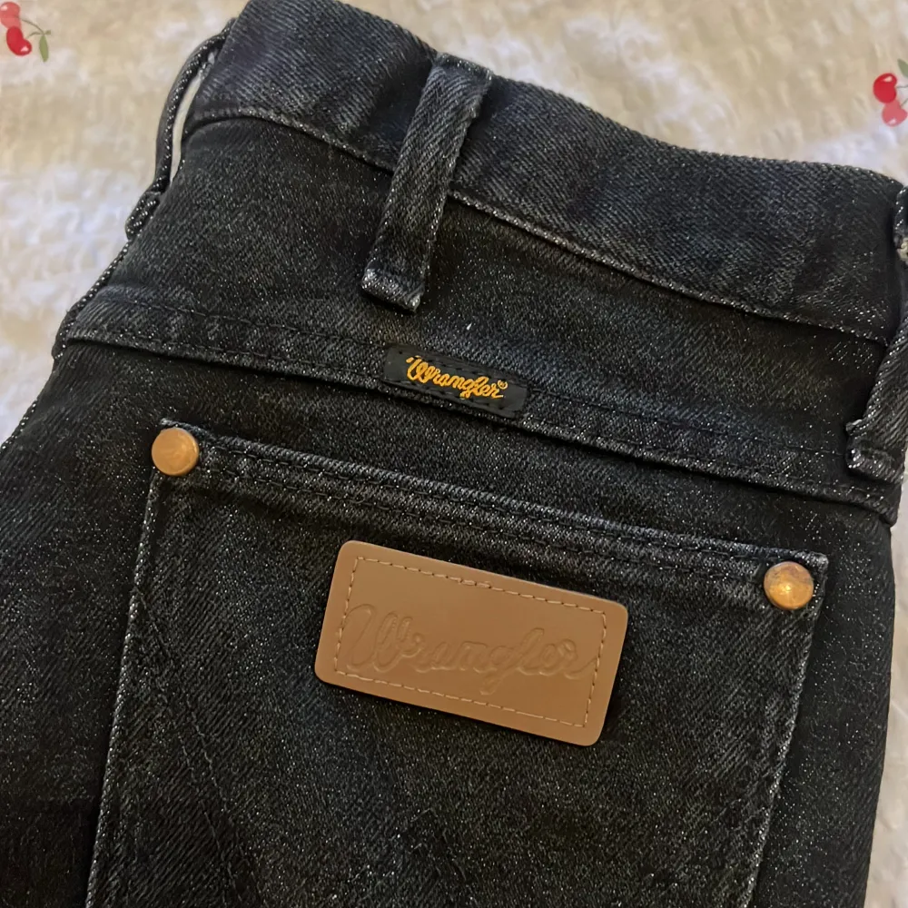 Wrangler ”straight fit jeans” i nyskick, storlek 30x32. Motsvarar EU 36/38. Inga defekter eller lösa trådar. Använd gärna ”köp nu” funktionen 😊. Jeans & Byxor.