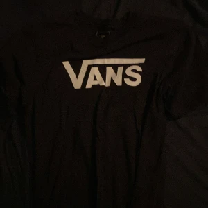 Vans t shirt stl (xl-barnstorlek) - Passar 14år och är riktigt snygg  Mycket bra skick och nästan aldrig använd