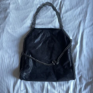 Väska med kedjor  - Stella McCartney likande väska✨💗
