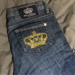 Victoria beckham  - Dom är i jättebra skicka,inga skador eller lösa trådar.Dom är använda fåtal gånger,köpte på plick i januari.inga bilder på,då dom är för små❤️❤️