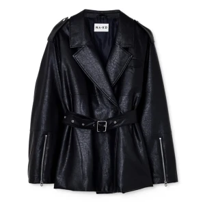 NA-KD PU skinnjacka - Super snygg Skinn jacka i PU- läder från NA-KD i storlek 36, helt oanvänd!  Lite stor för mig då jag är en 34a och fick den i present! Skulle säga att den är 36/38 i storlek då den är lite oversize passform. Avtagbart skärp i midjan.  Nypris: 1099:- 