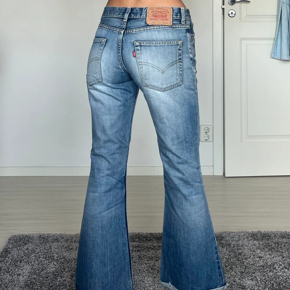midjemått: 37cm rakt över, innerbenslängd: 71cm 💗  . Jeans & Byxor.