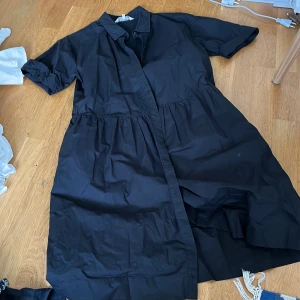 Skjortklänning svart nyskick - Använd ett fåtal ggr