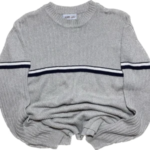 Vintage Grå Stickad Tröja - Säljer en begagnad stickad tröja. Storleken är Large och passformen är bra.