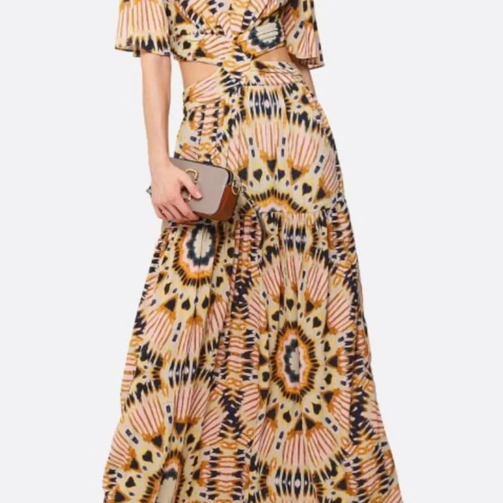 Säljer denna otroliga klänning från ba&sh, finns inte längre kvar i sortimentet.  Klänningen är i storlek 1 (motsvarar s), använd endast 2 ggr. Klänningen är längre än mig (170 cm) Köpt för 3600kr, säljer för minst 2550, men kom gärna med egna bud . Klänningar.