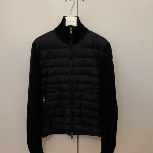 Moncler Cardigan - Moncler Cardigan navy  Size S  Cond 7/10 har en flaw som ni kan se på sista bilderna  OG galgen som fås med   Bin 4399 Tar emot bud från 3800 