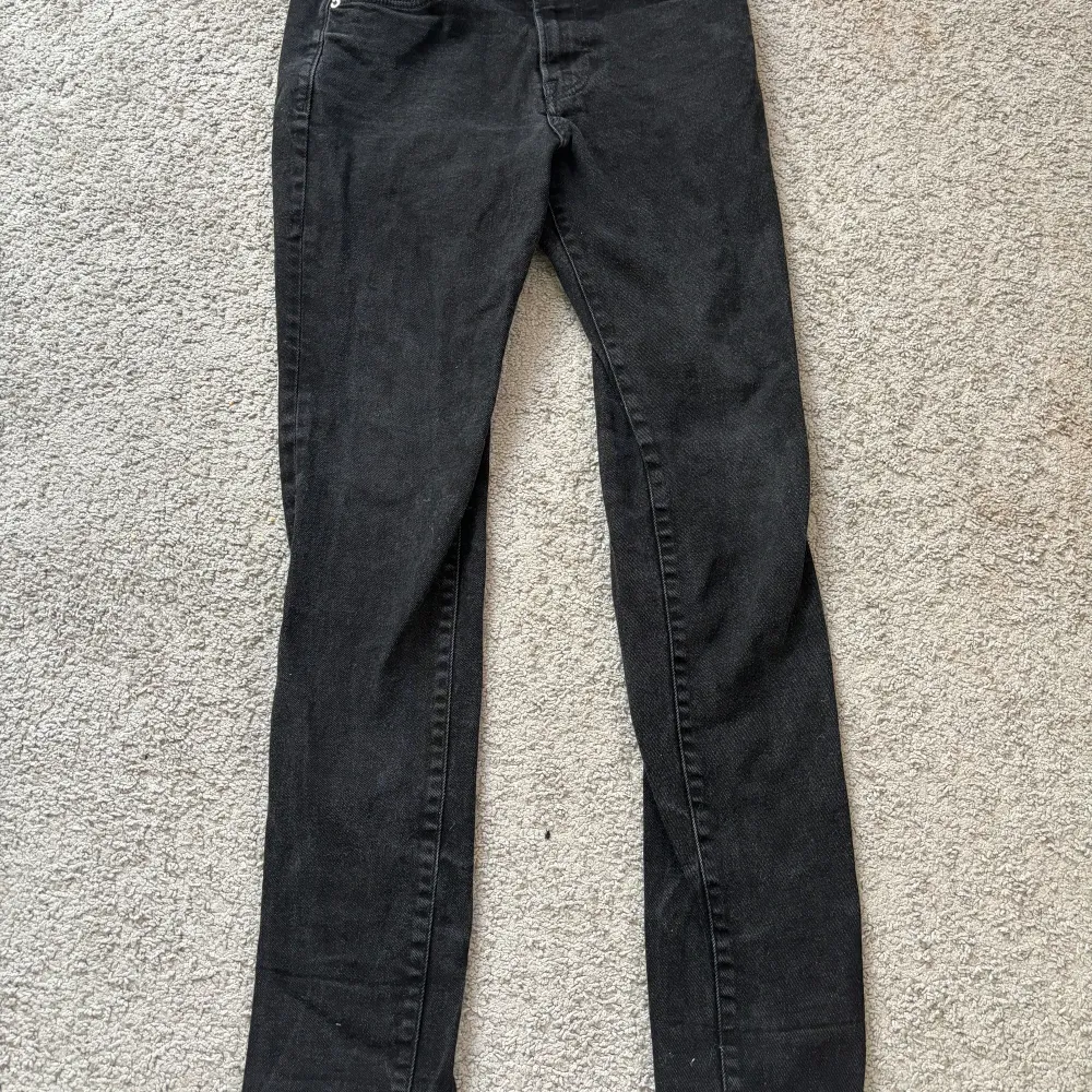 Svarta skinny fit jeans i väldigt bra skick . Jeans & Byxor.