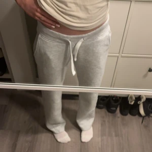 Russemerch byxor💗 - Super snygga byxor från russemerch, sparsamt använda men ändå lite noppriga. Säljer då dom inte längre kommer till användning💕 Byxorna är i tjejmodellen!