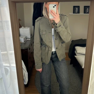 Miltärgrön vårjacka  - Militärgrön vårjacka med coola detaljer