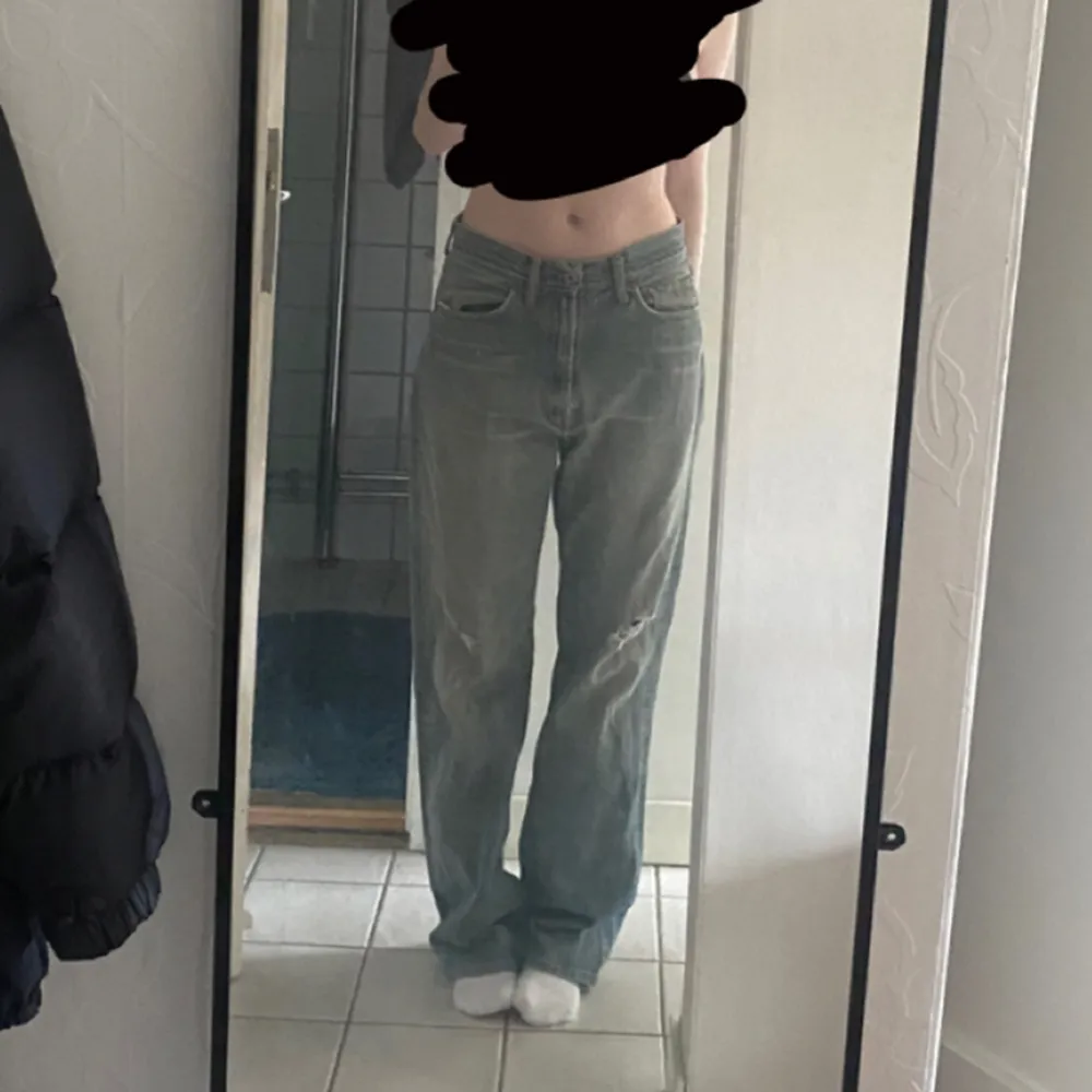 Fina baggy jeans med lite revor i knäna. Lite slitna i hälarna, köpt secondhand. . Jeans & Byxor.