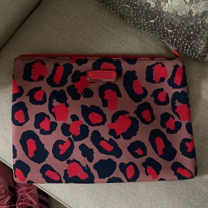 Marc Jacobs datorfodral  - Jättesnyggt och coolt datorfodral i leopardmönster. Säljer pga att det inte används längre. I bra skick men tecken på användning. 13 tum🤍🤍