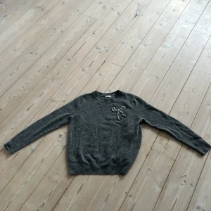 Söt tröja från H&M - Grå tröja fint skick säljer för jag inte avvänder längre, storlek ca S/M