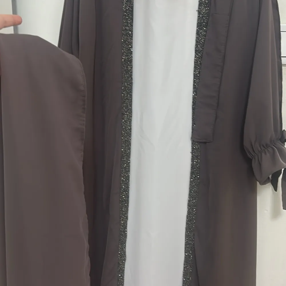 Helt nytt, har bara använt den idag på Eid. Köptes för 1500kr. Den har sjal och band ifall man vill knyta runt midjan. Passar någon 155-160 . Klänningar.
