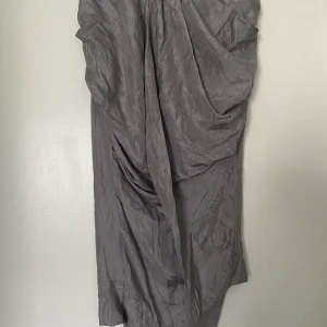 Grå kjol från Hunkydory - Silkig kjol med vacker fall. Nyskick. Liten i storlek, snarare xs än s