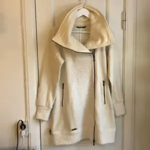 Hel och fin jacka från Bergans of Norway. ”Kariel lady coat”. Ofodrad jacka i narurvit/ offwhite. Katt finns i hemmet. Ej öppet köp