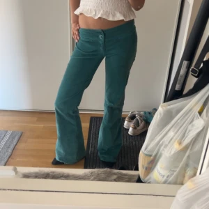 Lågmidjade Manchester jeans - Säljer mina mörkgröna lågmidjade Manchester jeans! Jag är 170 och dem når ner till marken! Innerbenslängden är runt 83 cm och midjemåttet tvärsöver är runt 38.5 cm! Köpta här på Plick men säljer då dem inte kommer till användning!💞