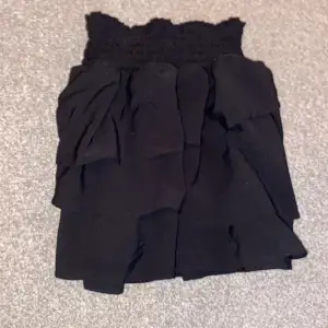 En kort kjol med volang. Jättefin nu till sommaren. Från H&M. Väldigt bra skick då den inte är använd jättemycket. Köpt för 180kr