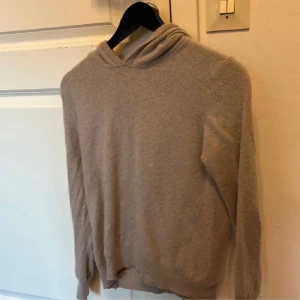 Oscar Jacobsson tröja - Snygg tröja i fint skick. Passar xs/s. Skriv ifall ni har några frågor 👍