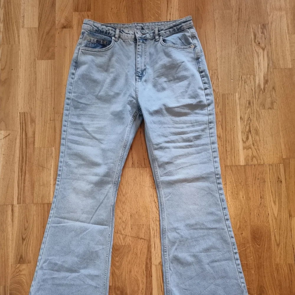 Helt nya flare jeans från shein. Hög midja super snygga mem satt inte bra mig. Storlek är L/40. Jeans & Byxor.