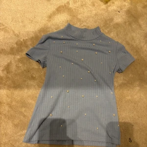 Tröja - Tröja med vita pälor Storlek 134,140 Använd men men helt ok skick