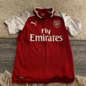  Arsenal Puma 2017/2018 home kit  - Aresenal puma home kit 2017/2018  Nypris:600-700 nästan oanvänt 