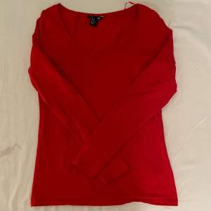 Röd långärmad tröja från HM. Säljer då den är lite för stor💕