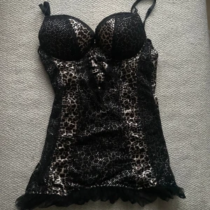 Leopard Negligé🎀 - Den sötaste negligén jag äger, tyvär har jag inte tuttarna för att ha på mig den 💔. Den har bra med pushup och sitter så fint runt midjan. Ena remmen åker lätt av men det är det ända felet, kan visa mer om det i dms❣️