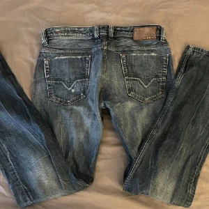 Lågmidjade vintage jeans - Lågmidjade vintage Diesel jeans. Innerbenslängden är 86cm och W31💗 Motsvarar ungefär storlek 38. Bilder från förra säljare och säljer dom nu vidare då dom vad lite för stora för mig, sjukt snygga är dom dock!!❤️
