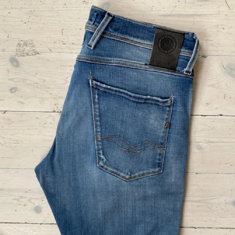 Säljer nu dessa riktigt feta replay anbass jeansen med slitning! Skucket är 9/10 it använda, haf ett fabrikshål på knät, nypris kring 1999! Tveka absolut inge på att fråga!. Jeans & Byxor.