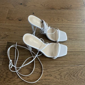 Beiga klackskor från Boohoo - Superfina ljusrosa/beiga klackskor från Boohoo som är använda 1 gång till ett bröllop 🤍 