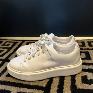 Vita sneakers från k.cobler som är perfekt till sommaren!!(endast använd 4 gånger) köpt för 1400kr!! (priset går och diskutera via intresse)