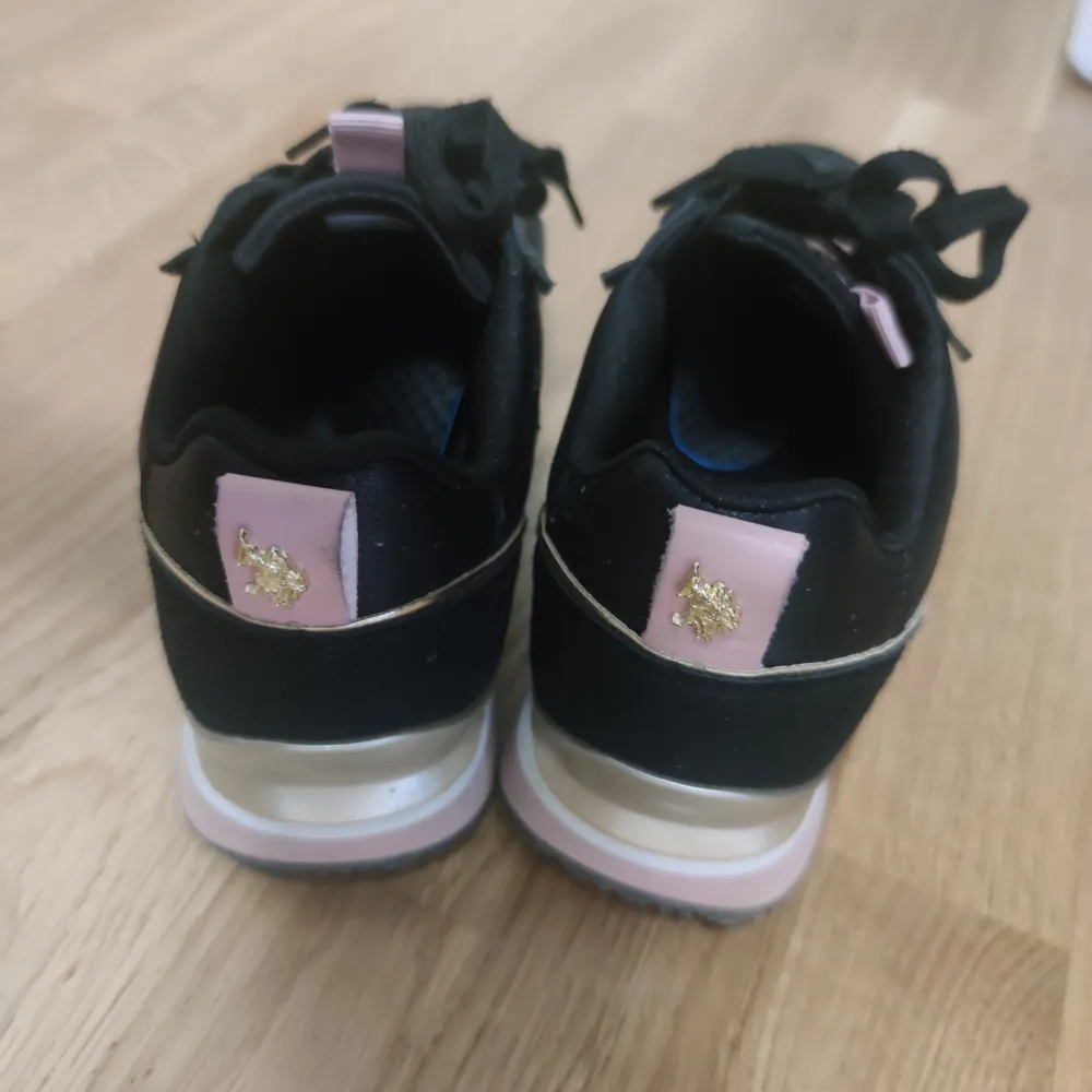 Säljer nya polo sneakers. Använts 2ggr. Säljer då jag föredrar högre sula och formade innesula.   Bär man vanligtvis 38 kommer detta i 39 passa perfekt.   Nypris: 1140 kr. Skor.