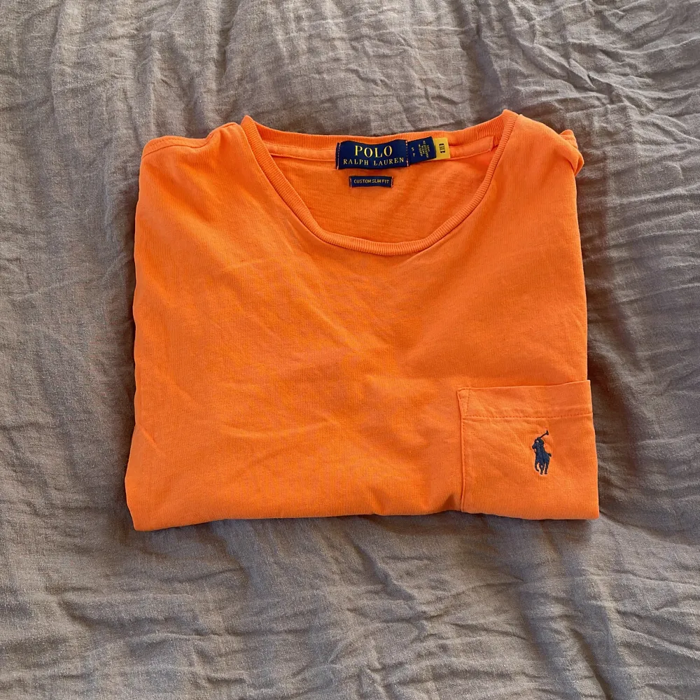 Tja säljer nästan helt oanvänd Ralph Lauren T-shirt i storlek s. Inga defekter (9/10). Originalpris: ca 1000kr. Mitt pris: 239kr. Hör av dig vid funderingar🤝. T-shirts.