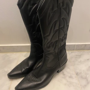 Cowboy boots  - Från zalando, knappt använda. Skriv för frågor eller funderingar🥰