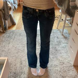 Säljer dessa jätteeee snygga jeans från Ltb (about you) som tyvärr var  för korta för mig,( jag är 162) jag köpte dem för 915 kr och eftersom dem bara används EN gång så är dem helt dom nya! Men pris kan diskuteras.❤️