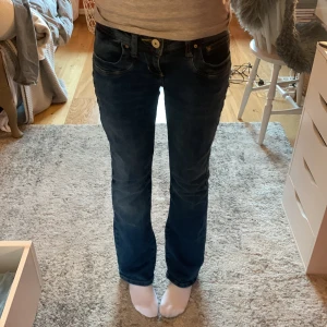 Jätte snygga knappt använda Ltb jeans!! - Säljer dessa jätteeee snygga jeans från Ltb (about you) som tyvärr var  för korta för mig,( jag är 162) jag köpte dem för 915 kr och eftersom dem bara används EN gång så är dem helt dom nya! Men pris kan diskuteras.❤️