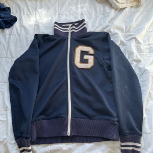 Gant tracktop  - Mörkblå tracktop från gant. Perfekt till våren!!!