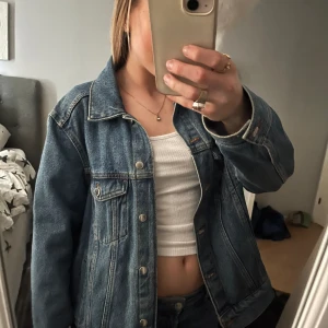 Blå jeansjacka - Jätte fin jeansjacka från hm  Andvän fåtal gånger jätte bra skick Kan gå me på prisförlsag