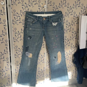 vintage LtB jeans  - Säljer dessa as snygga och coola lågmidjade vintage jeansen!  Storleken i midjan (w29) stämmer till men längden (32) stämmer inte. Jag skulle säga att det passar någon som är under 160cm lång. Hör av dig om fler bilder, detaljer mm💞💞