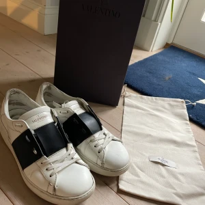 Valentino opens - Tja jag säljer dessa valentino opens som jag köpt från plick. skick 7/10 (fråga om bild på defekter för mer bilder) Skorna medföljer endast. Priset går att diskuteras. Skriv vid minsta fundering.
