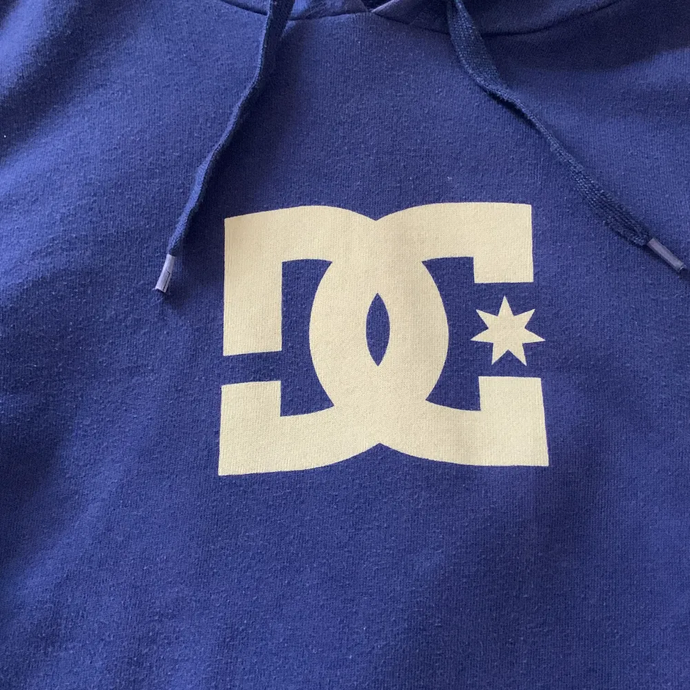 så fin dc hoodie, säljer bara för att jag inte använt den på ett tag. jättebra kvalite och allt💗 pris går alltid o diskutera. står ingen storlek men passar s,xs!!. Hoodies.