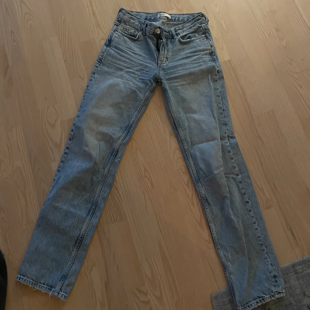 Ett par straight low waist blåa jeans i storlek 32 som sitter jättebra i längd. Dem är i bra skick dem har bara blivit för små. 🤍. Jeans & Byxor.